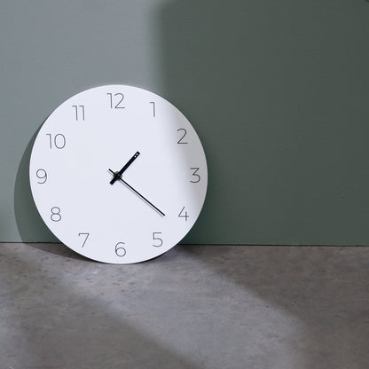 Minimal clock - White with Numbers