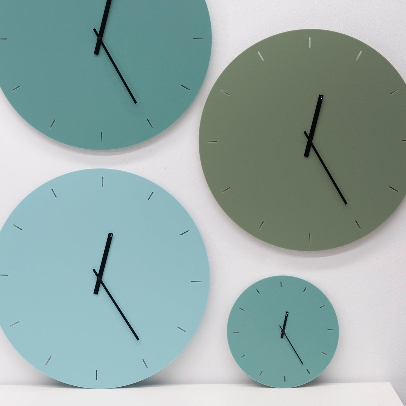 Minimal clock - Olive Green with Lines